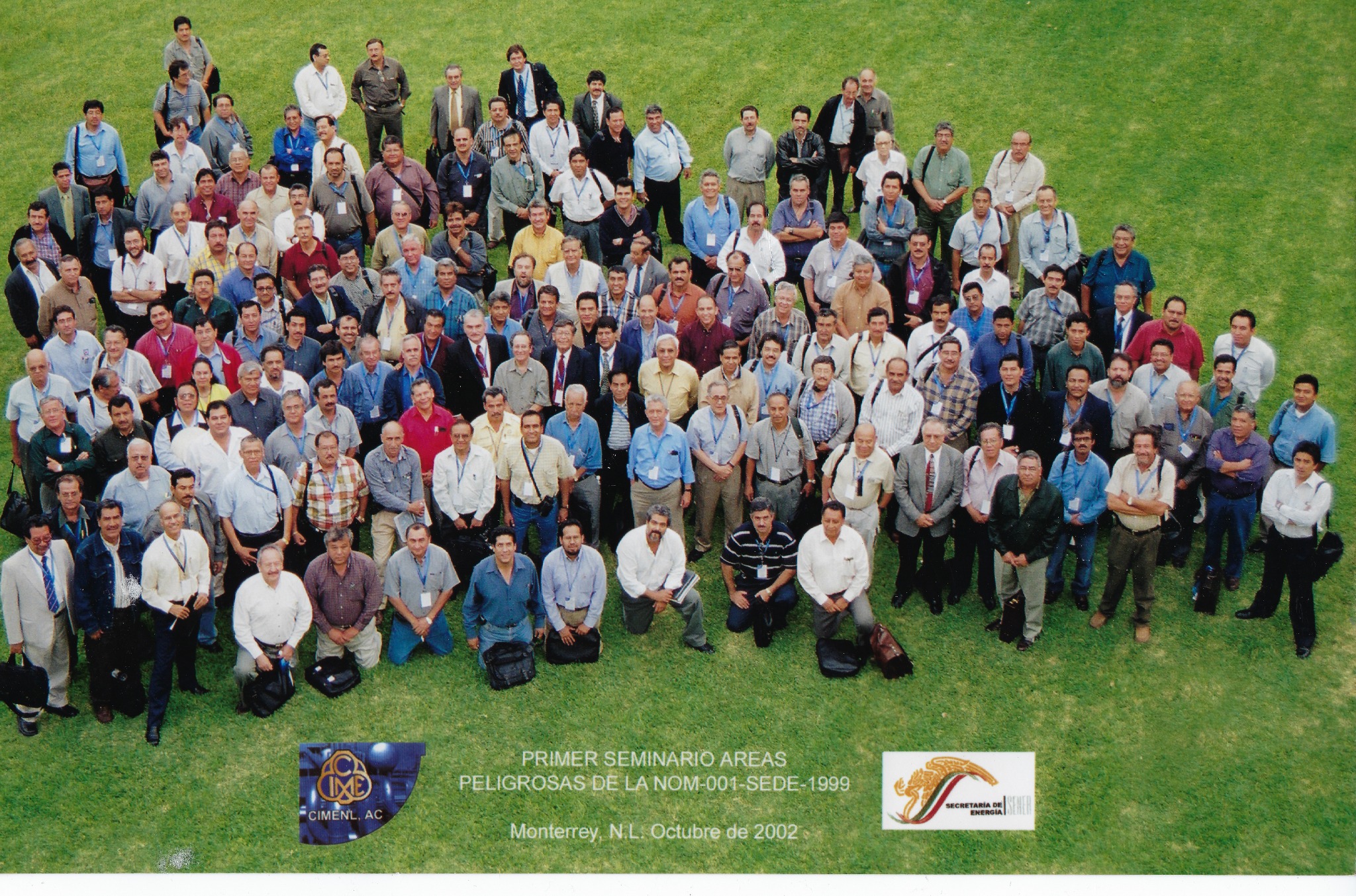 Fotografía de grupo del Primer Seminario en Áreas Peligrosas de la NOM-001-SEDE-1999, Monterrey, octubre de 2002